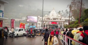 Katra/Reasi:- नव वर्ष पर माता वैष्णो देवी के दर्शन को उमड़े श्रद्धालु, बूंदाबांदी में भी बना उत्साह